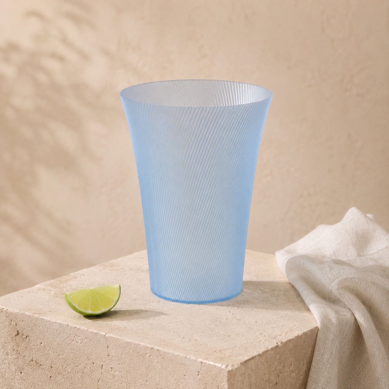 Vase Lumi Glow translucide en bioplastique PLA.