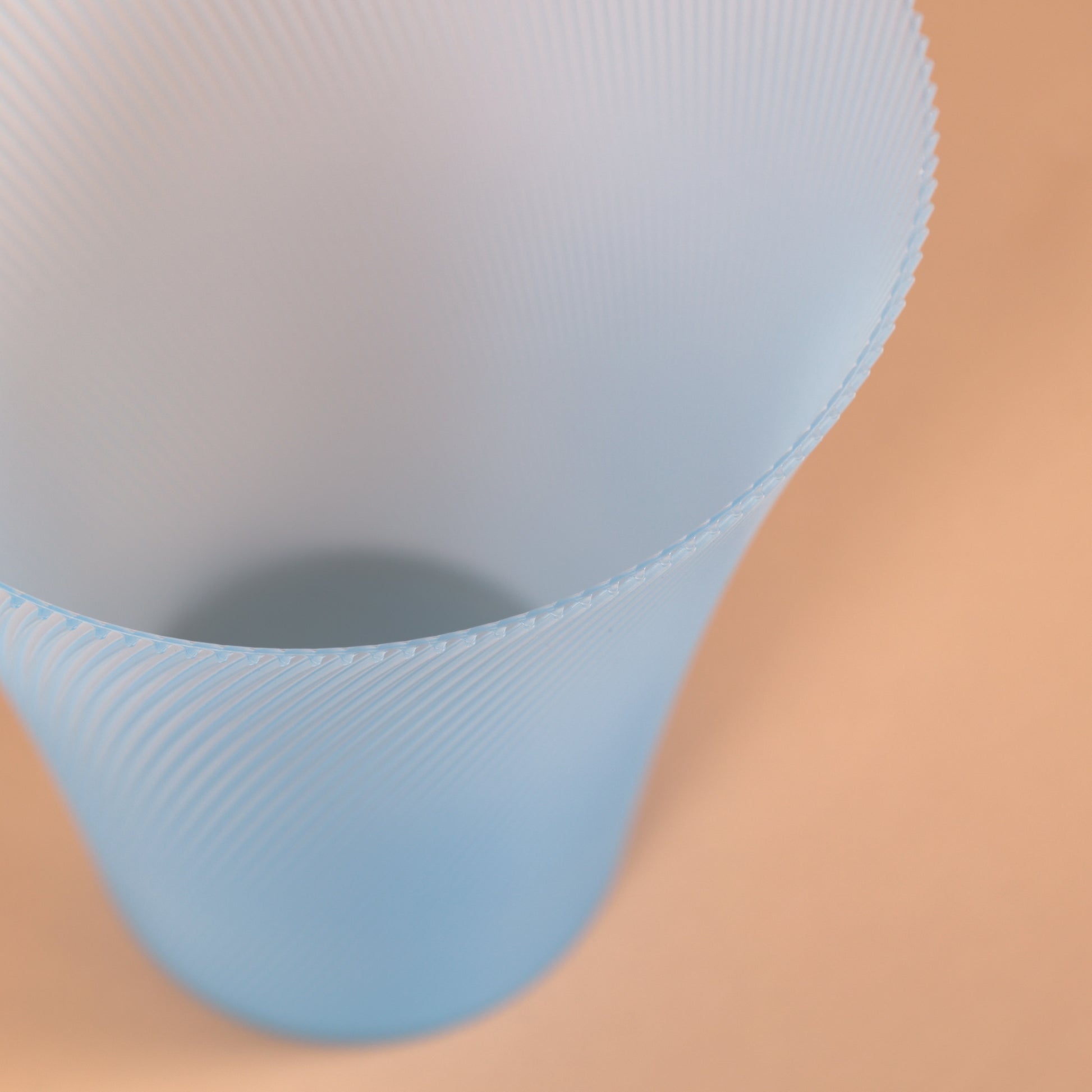 Vase Lumi Glow translucide en bioplastique PLA.