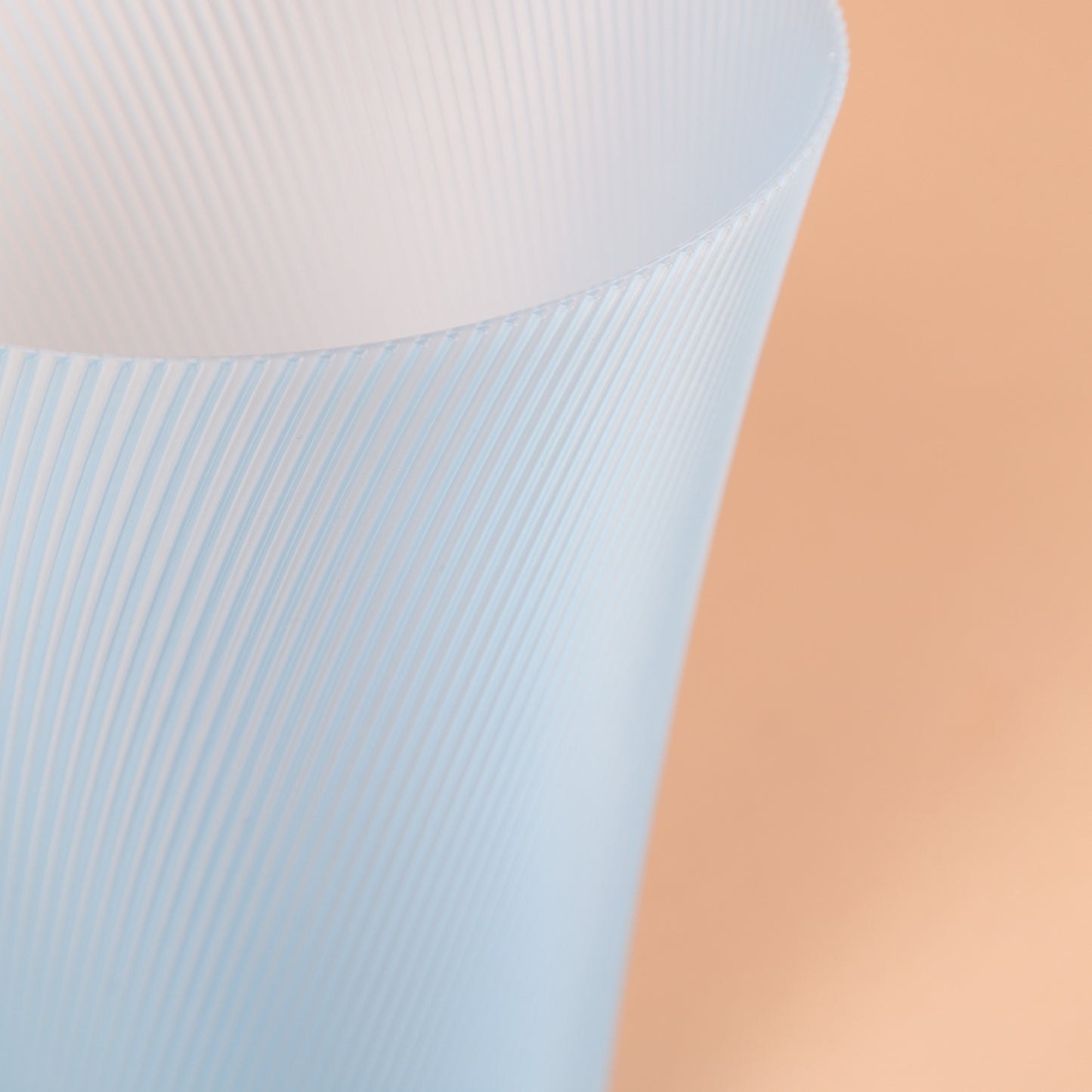 Vase Lumi Glow translucide en bioplastique PLA.