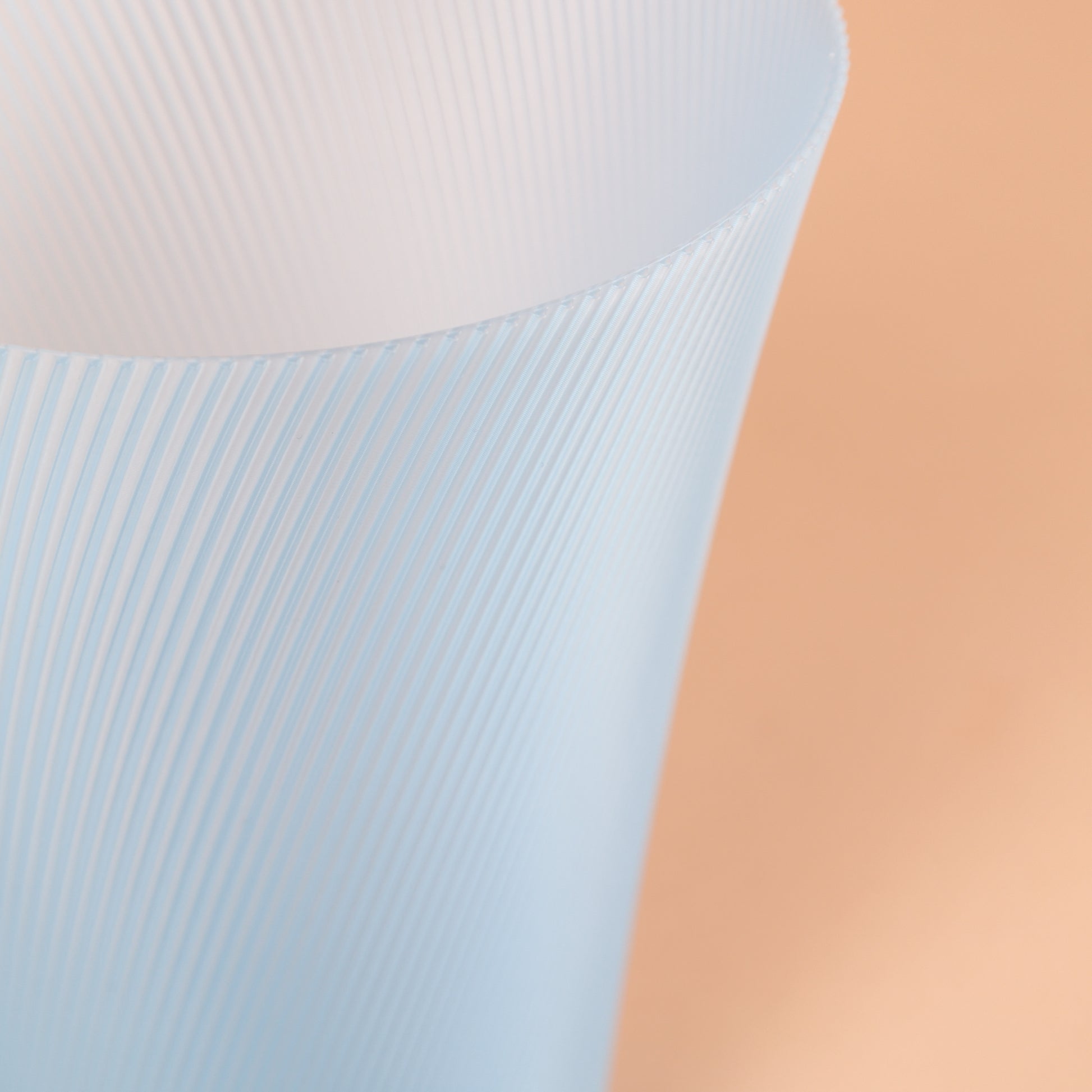 Vase Lumi Glow translucide en bioplastique PLA.