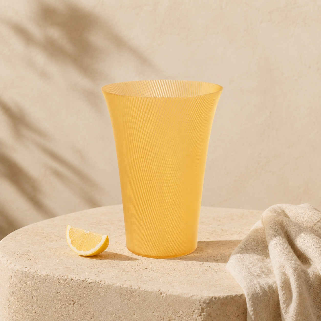 Vase Lumi Glow translucide en bioplastique PLA.
