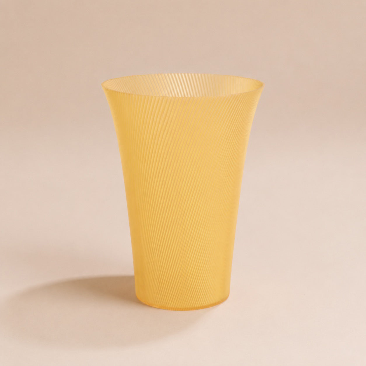 Vase Lumi Glow translucide en bioplastique PLA.