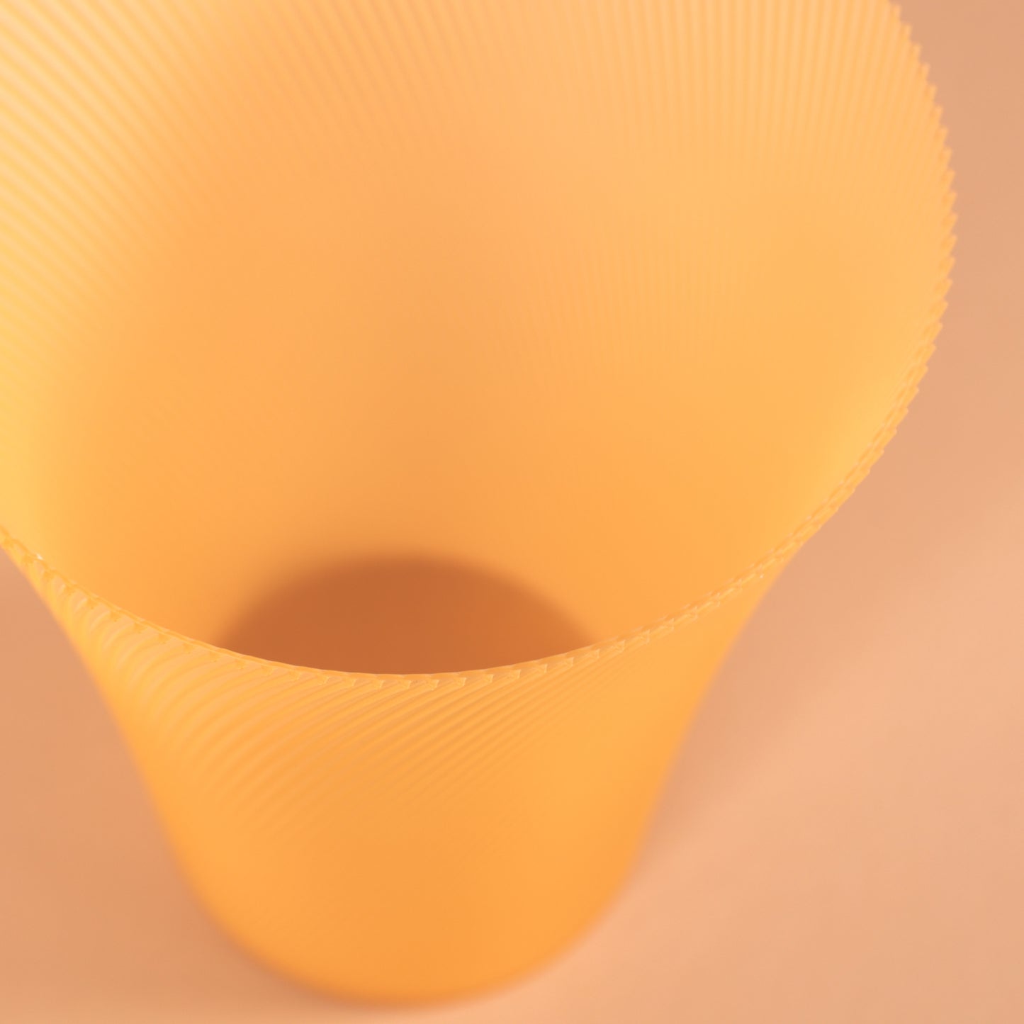 Vase Lumi Glow translucide en bioplastique PLA.
