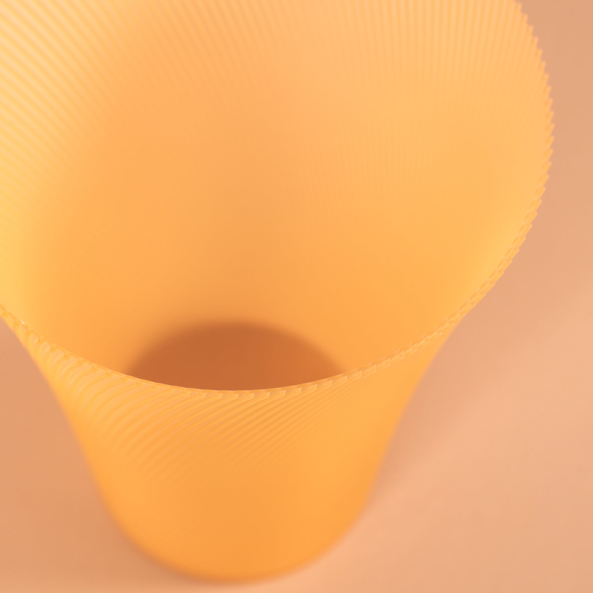 Vase Lumi Glow translucide en bioplastique PLA.