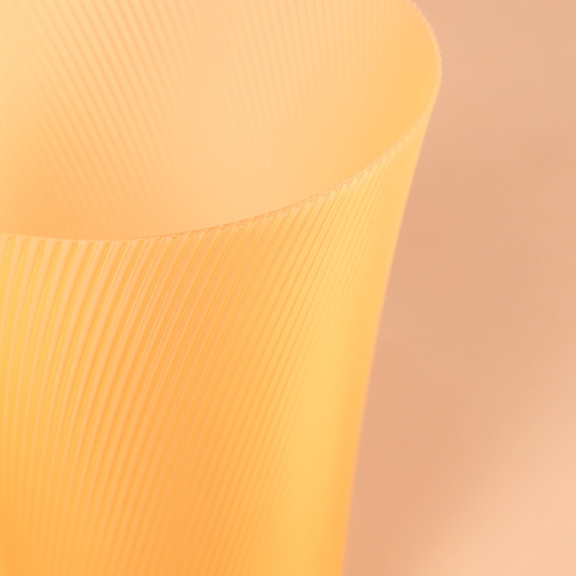Vase Lumi Glow translucide en bioplastique PLA.