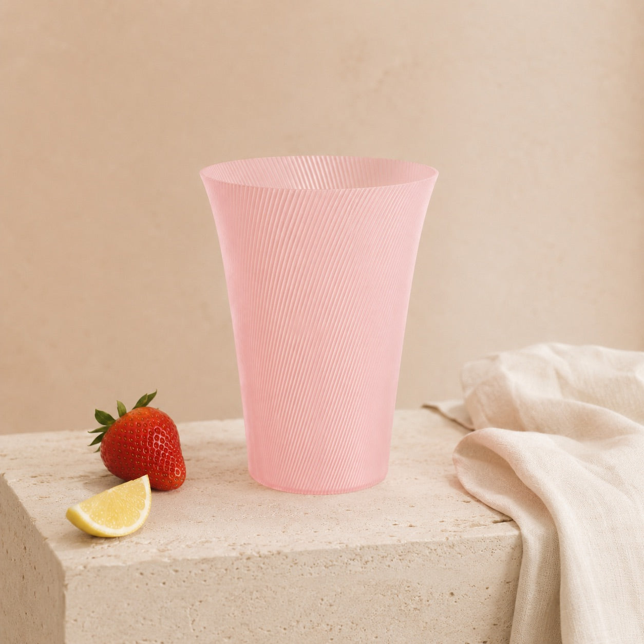 Vase Lumi Glow translucide en bioplastique PLA.
