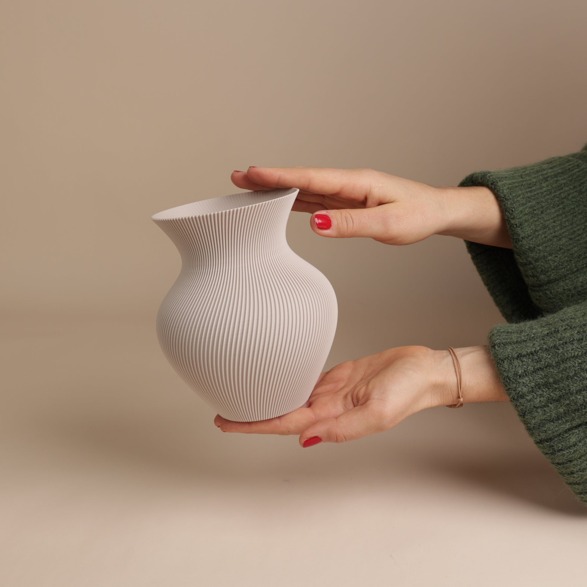 Vase arrondi rainuré en PLA recyclé – idéal pour bouquets modernes
