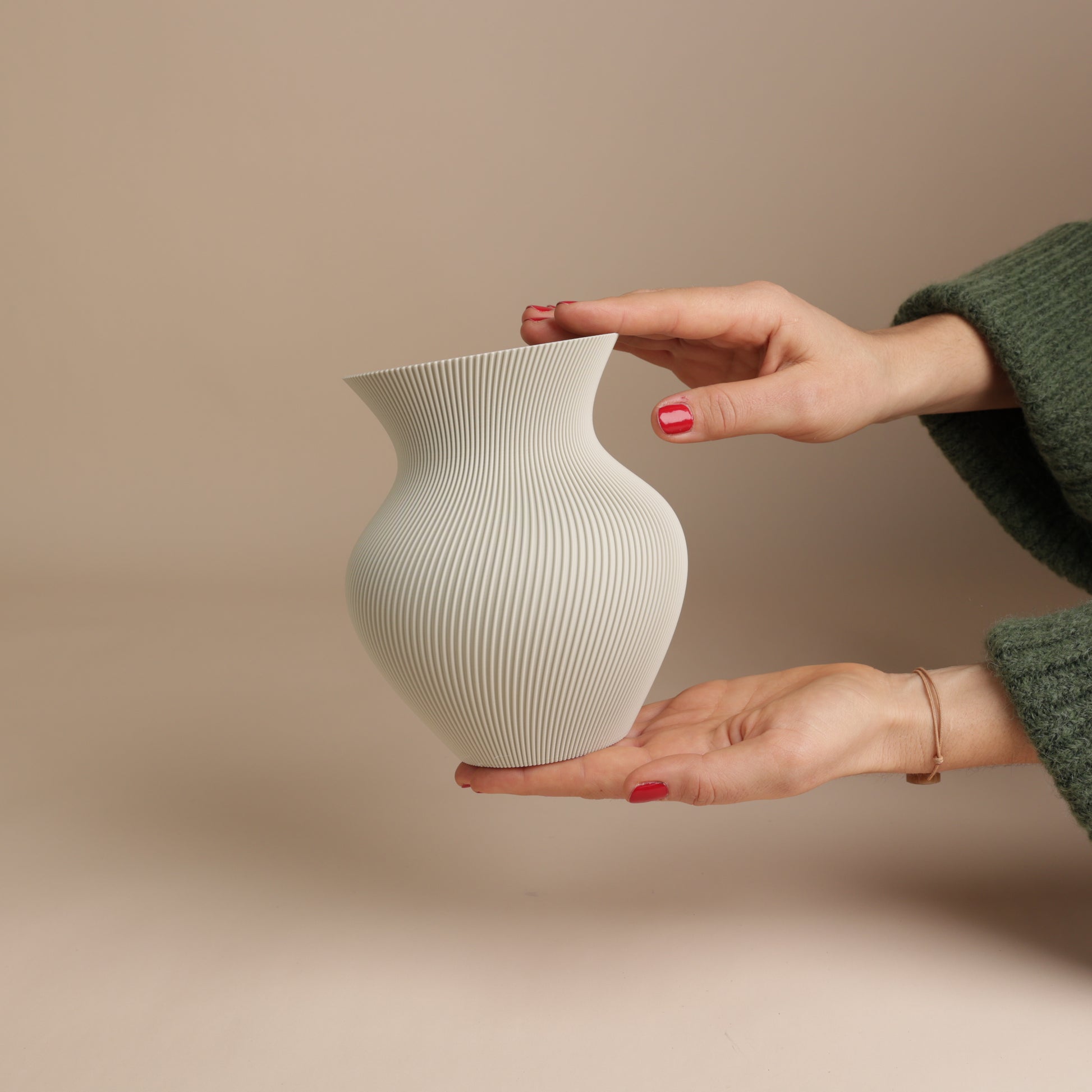 Vase arrondi rainuré en PLA recyclé – idéal pour bouquets modernes